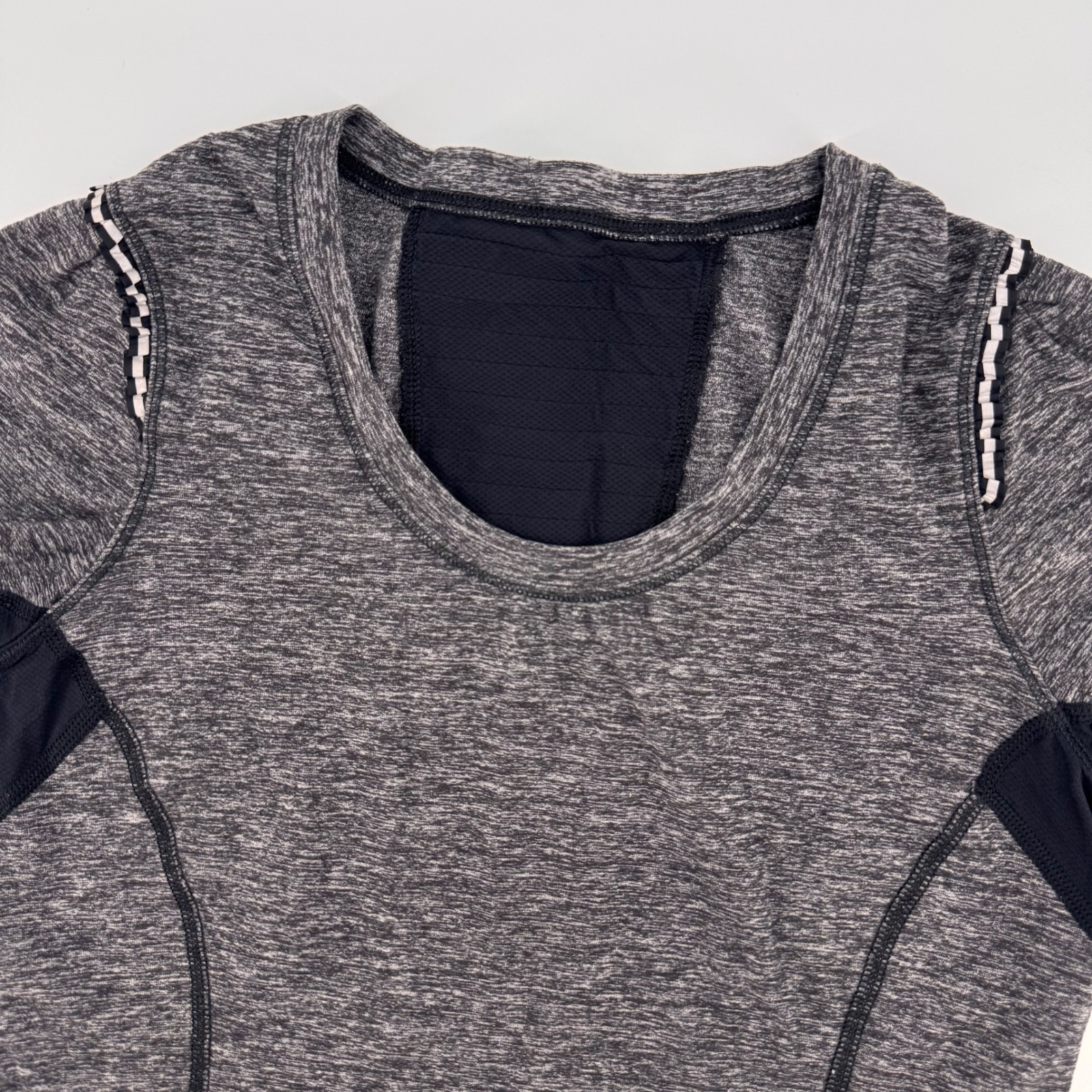 Lululemon Run Short Sleeve Top Womens 4 Grey Black Mesh Back Athletic Shirt